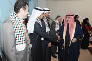 الشيخ ناصر المحمد مصافحا مستقبليه في السفارة
