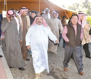 الشيخ ناصر صباح الاحمد والرئيس المنغولي خلال مادبة الغداء
