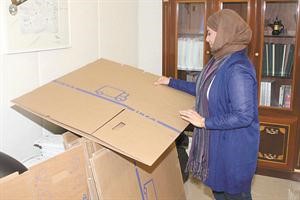 تجهيز الكراتين لنقل الملفات والاوراق قبل مغادرة المجلس