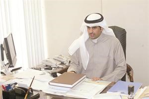النائب السابق خالد الطاحوس يجمع ملفاته واوراقه قبل تسليم مكتبه في مجلس الامة 