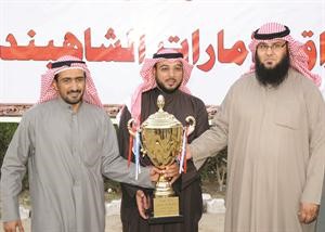 عميد اسطبل الفهاد يتسلم الكاس﻿
