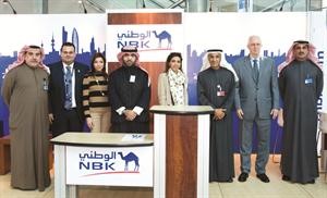 عبدالرحمن المحيلان وبروفيسور روبرت كوك ودمسفر المسفر ودصباح قدومي في لقطة جماعية في جناح الوطني﻿