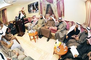 الحربش متحدثا في المؤتمر ويبدو النواب السابقون الخليفة والوعلان والعنجري والصواغ والبراك
