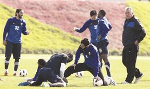 لاعبو منتخب قطر يتدربون تحت انظار مدربهم البرازيلي سيباستياو لازاروني	رويترز﻿