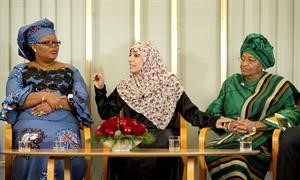 الناشطة اليمنية توكل كرمان تتوسط الليبيريتين اللتين حازتا معها جائزة نوبل للسلام 	اپ﻿