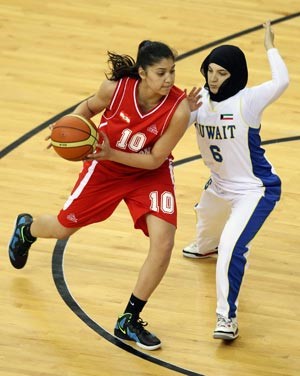 لاعبة سيدات السلة منيرة العوضي تضغط على اللبنانية ناتاشا عاصي