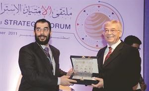 علي الزبيد خلال تكريمه فهمي اكين﻿