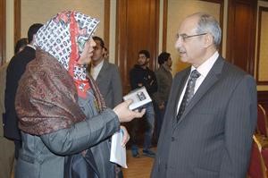 درشيد الحمد متحدثا للزميلة هناء السيد ناصر عبدالسيد