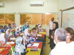 دمنى بسطاوي تتفقد احد فصول المدرسة المصرية