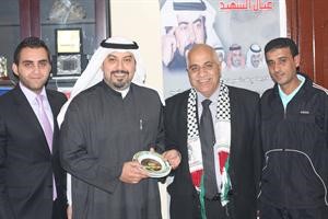 الشيخ طلال الفهد يتسلم هدية تذكارية من الوفد الفلسطيني﻿
