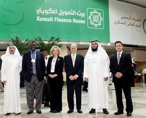 د يوسف النصف وكيل وزارة الصحة مع مجموعة من مسؤولي بيتك والمنظمات العالمية﻿