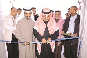 قص الشريط ايذانا بافتتاح فرع 2
