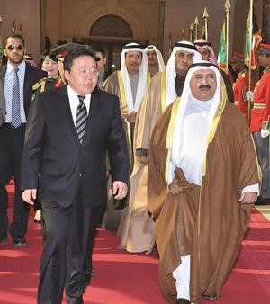وزير الديوان الشيخ ناصر صباح الاحمد مع الرئيس ايلبيغدورج تساخيا﻿