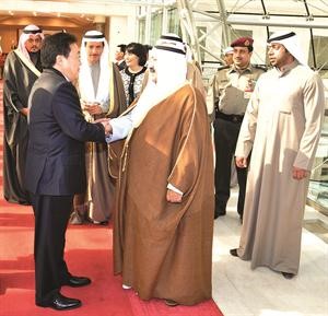 وزير الديوان مصافحا الرئيس المنغولي قبيل مغادرته﻿