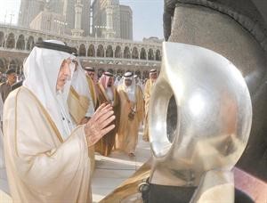 الامير خالد الفيصل يتشرف بغسل الكعبة﻿