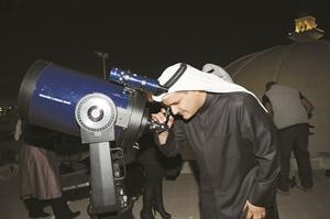اياد الخرافي يتابع خسوف القمر 	كرم ذياب﻿
