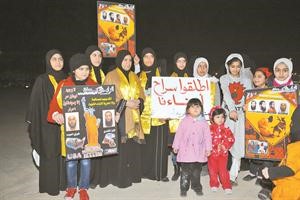 حضور نسائي في التجمع المطالب باطلاق سراح فايز الكندري وفوزي العودة من معتقل غوانتانامو 	 قاسم باشا
