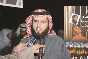 دعادل الدمخي متحدثا خلال التجمع