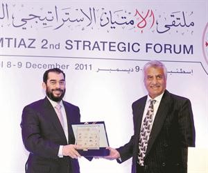  واثناء تكريمه جاسم السعدون
