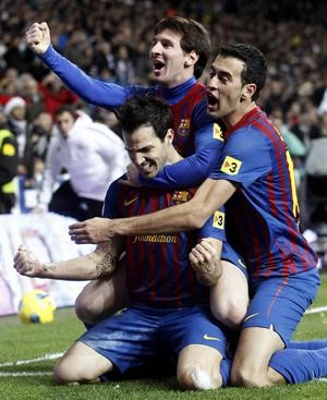 فرحة نجوم برشلونة ليونيل ميسي وبوسكيتس وفابريغاس بالهدف الثالث في مرمى ريال مدريد رويترز
