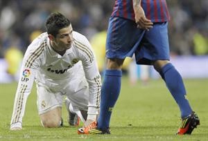 لاعب ريال مدريد كريستيانو رونالدو فشل مجددا في قيادة فريقه للفوز على برشلونة وتعثر كثيرا خلال المباراة افپ