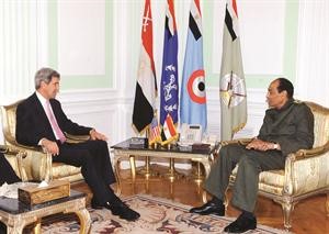 المشير طنطاوي مستقبلا جون كيري امس الاول	 رويترز﻿