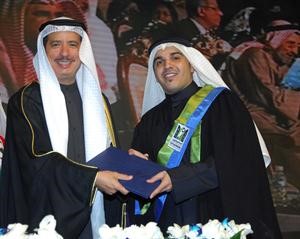 الزميل عبدالعزيز جاسم يتسلم تكريمه من ديوسف الابراهيم﻿
