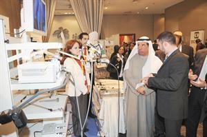 دراشد الرشود متفقدا المعرض المقام على هامش المؤتمر الصحي
