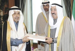 وسموه يتسلم دعوة خادم الحرمين الشريفين لحضور قمة التعاون 32 من دمطلب النفيسة
