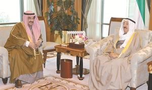صاحب السمو الامير الشيخ صباح الاحمد مستقبلا سمو الشيخ ناصر المحمد﻿