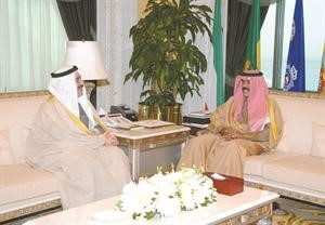 سمو ولي العهد الشيخ نواف الاحمد مستقبلا الشيخ احمد الحمود﻿