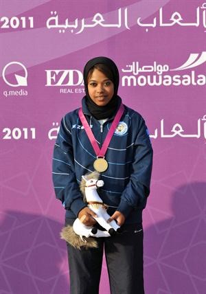 مريم ارزوقي متقلدة الميدالية الذهبية على منصة التتويج افپ
