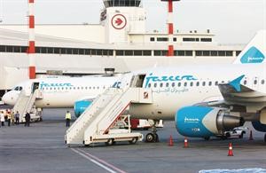 زوج من طائرات طيران الجزيرة