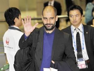 مدرب برشلونة جوسيب غوارديولا اعطى لاعبيه راحة عقب الفوز في الكلاسيكو والوصول لليابان رويترز
