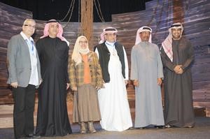 الامين العام معلي اليوحة ومديرة المسرح كاملة العياد يتوسطان لجنة التحكيم﻿