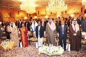 الشيخ صباح الخالد وخالد الجارالله وعبدالوهاب البدر خلال افتتاح الاجتماع سعود سالم
