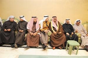 د فهد الخليفة وجاسم الفراج مع بعض الحضور في ديوان الخليفة