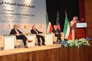 عبدالعزيز الشارخ متحدثا في ندوة المعهد الديبلوماسي	 كرم ذياب﻿