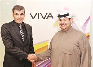الفائز ماهر سلمان يتلقى التهنئة من VIVA﻿