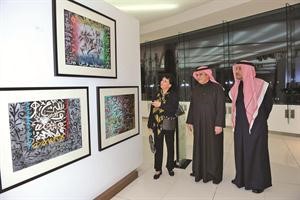عادل الماجد وبدر الساير امام مجموعة من اللوحات الفنية﻿