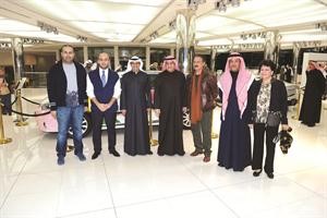 عادل الماجد وبدر الساير مع عدد من الفنانين التشكيليين﻿