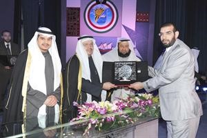 وحافظ يتسلم درعه التذكارية
