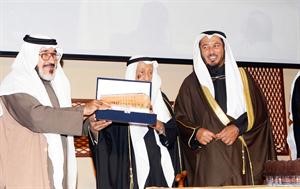 الزميل يوسف عبدالرحمن يتسلم تكريم الانباء
