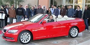 الفائز مستقلا سيارته التي فاز بها في سفير الوطنية﻿