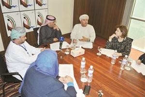 طالب البلوشي واحمد البلوشي والزميل مفرح الشمري في المؤتمر الصحافي﻿