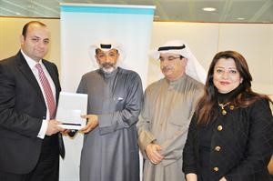 السميط يقدم هدية تذكارية لرئيس الوفد الزائر ويبدو ديعقوب الشراح﻿