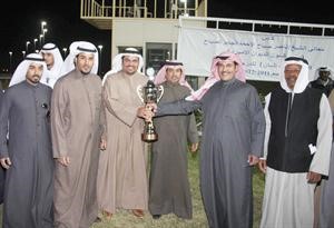 عميد اسطبل سالم العجمي يتسلم الكاس
