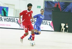 احد لاعبي ازرق الصالات ينطلق بالكرة
