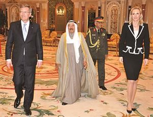 صاحب السمو الامير الشيخ صباح الاحمد والرئيس الالماني كريستيان وولف وقرينته خلال مادبة الغداء﻿