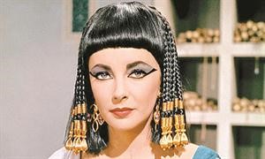 اليزابيث تايلور مرتدية الشعر المستعار في فيلم كليوباترا﻿